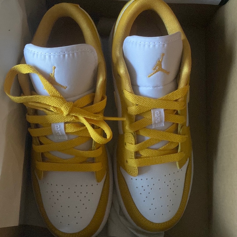 Big Kids Air Jordan 1 GS 'Pollen' White/Pollen Size 4 1/2 big kids = 6 1/2 women